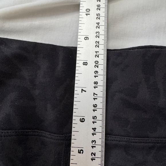 Tuff Athletics Women's Yoga Capri Leggings Patterned Black Athletic Pants Medium - Picture 9 of 12